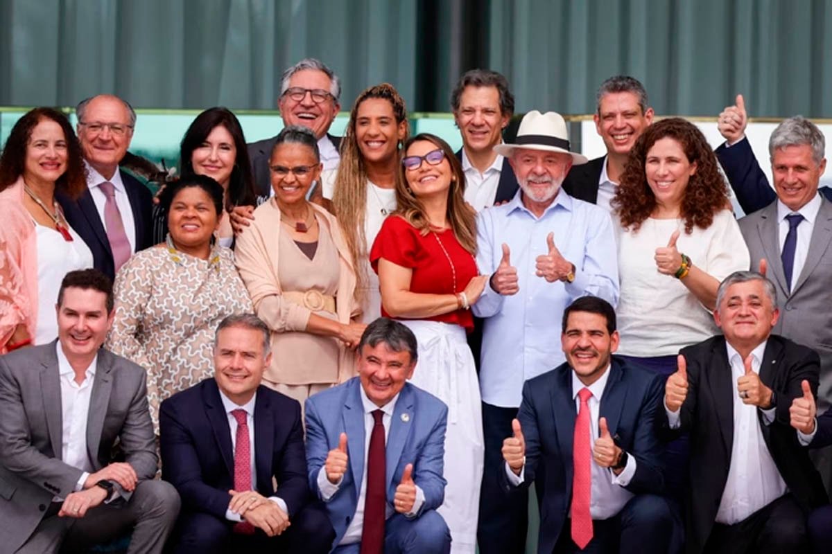 Em confraternização com ministros, Lula sinaliza alterações no primeiro escalão do governo - 