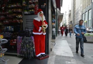 Contratações temporárias para o Natal de 2024 caem 2,2%, aponta CNC - 