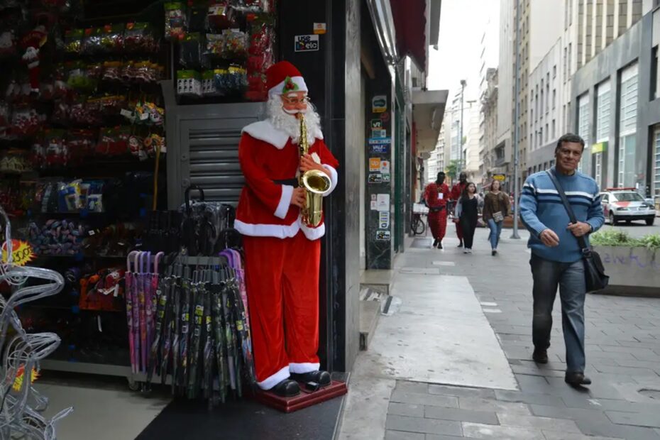 Contratações temporárias para o Natal de 2024 caem 2,2%, aponta CNC - 