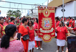 Vestidos de vermelho e branco, milhares de fiéis celebram Iansã e Santa Bárbara no Pelourinho; veja fotos - 