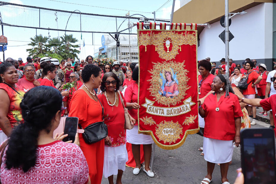 Vestidos de vermelho e branco, milhares de fiéis celebram Iansã e Santa Bárbara no Pelourinho; veja fotos - 