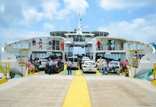 Tempo de espera no ferry-boat de Salvador chega a três horas no início do feriadão - 