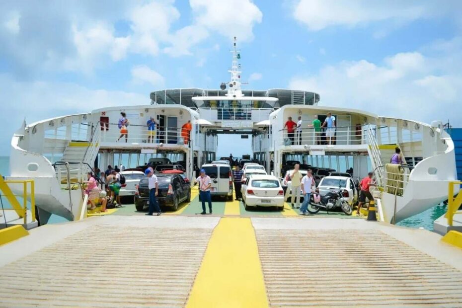 Tempo de espera no ferry-boat de Salvador chega a três horas no início do feriadão - 