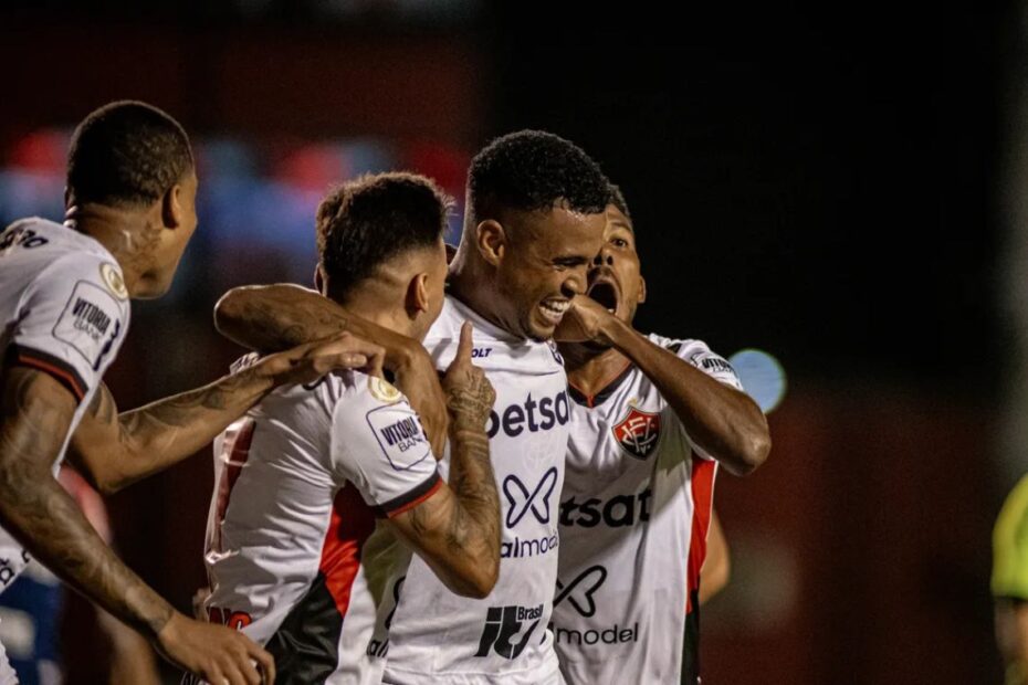 Com gols de Alerrandro, Vitória vence Fortaleza e garante permanência na série A - 