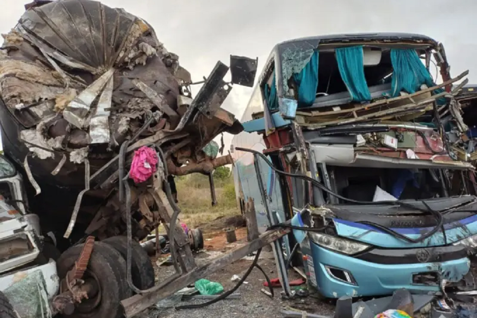 Acidente entre ônibus e carreta na BR-110 deixa cinco mortos e 23 feridos - 