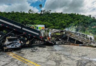 Tragédia em Minas: sobe para 41 o número de mortos em acidente na BR-101 - 