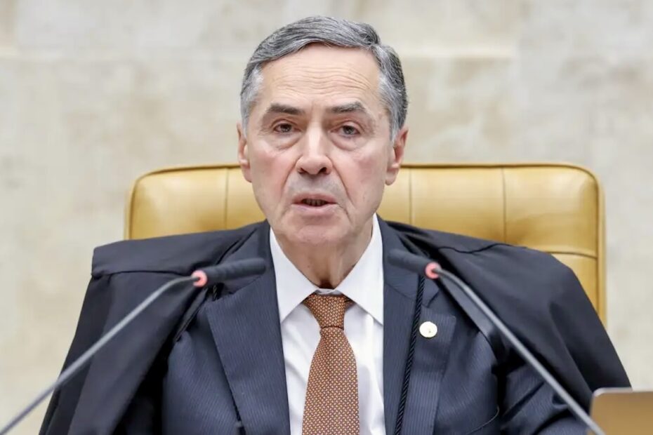 Barroso e Fachin defendem democracia em evento sobre atos de 8 de janeiro - 