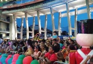 Papai Noel entra em campo na Arena Fonte Nova e entrega presentes para crianças em Salvador - 