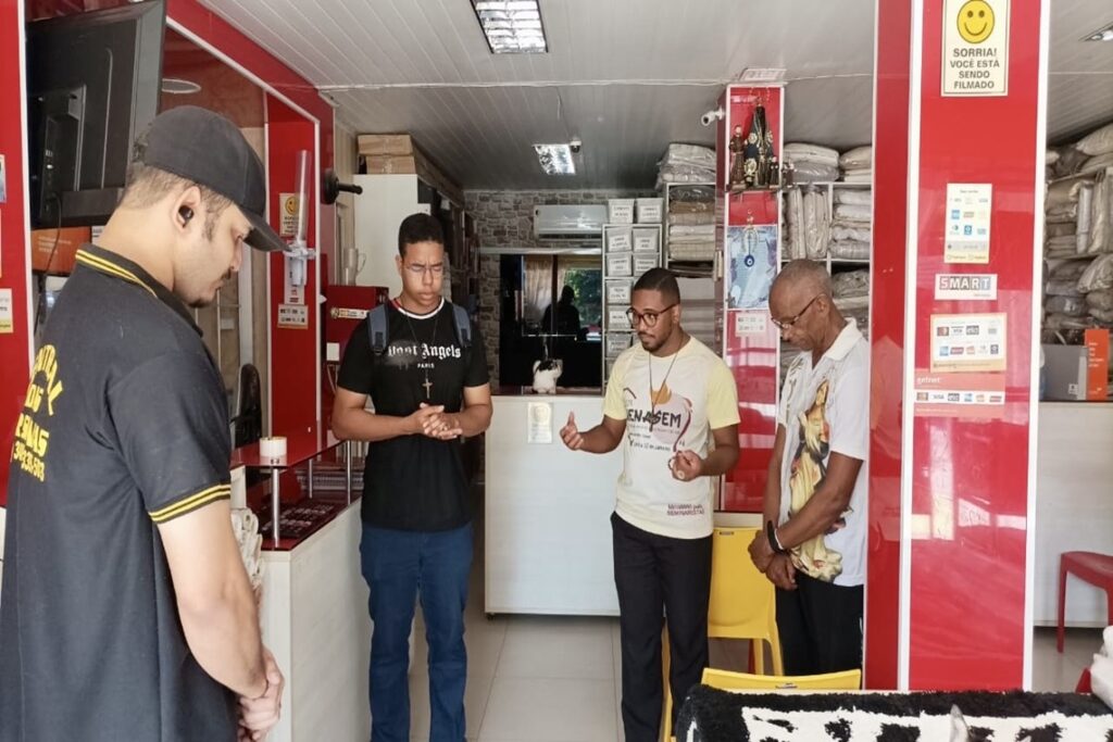 Seminaristas missionários visitam comerciantes do Vale dos Lagos