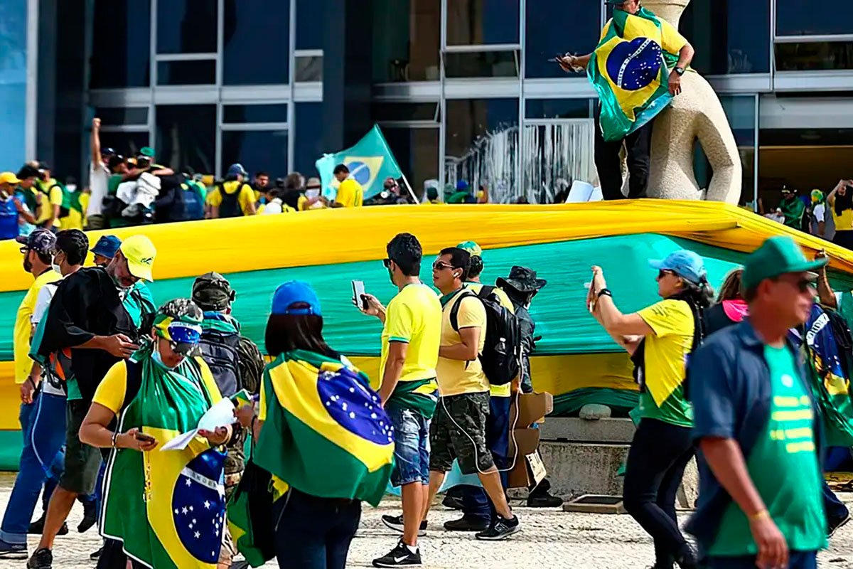 Cerimônia no Planalto relembra dois anos dos ataques do 8 de janeiro com obras restauradas e ato pela democracia - 