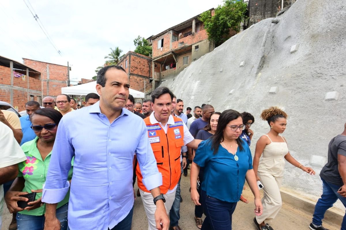Prefeito de Salvador entrega obras de contenção de encosta em Tancredo Neves - 