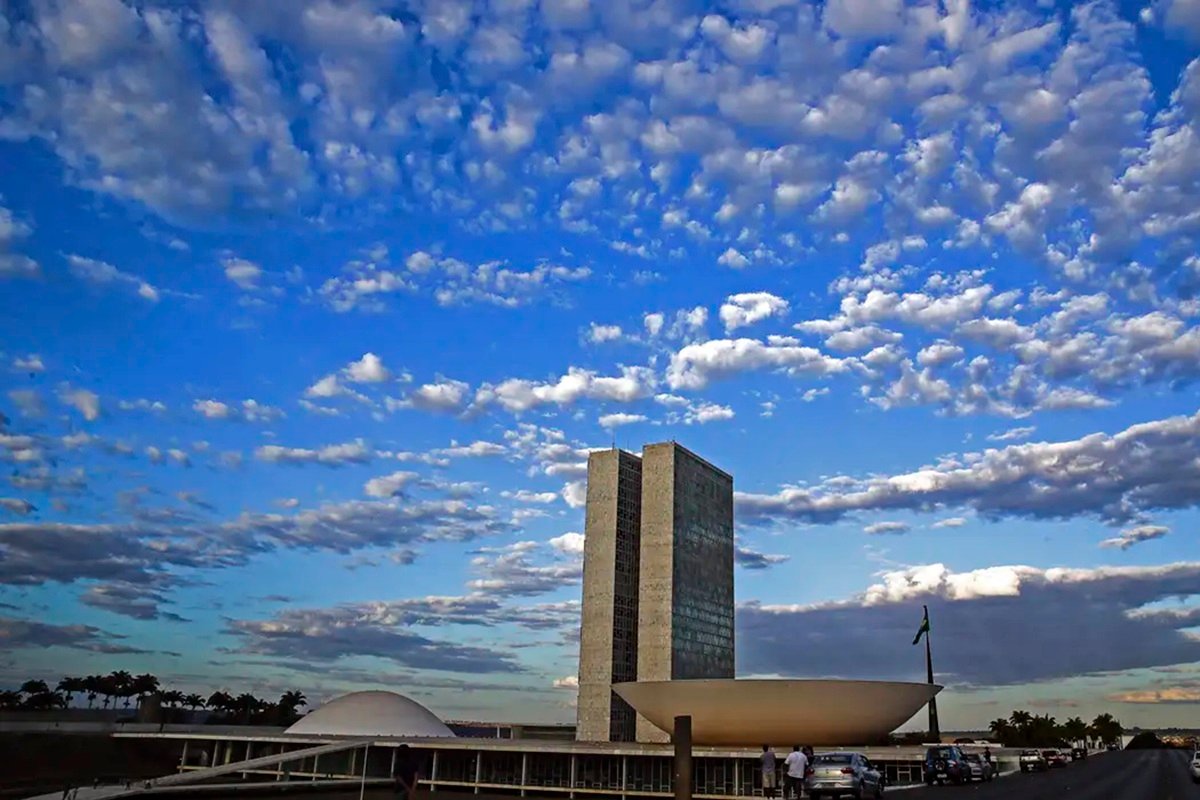 Câmara e Senado definem novos presidentes e mesas diretoras neste sábado - 