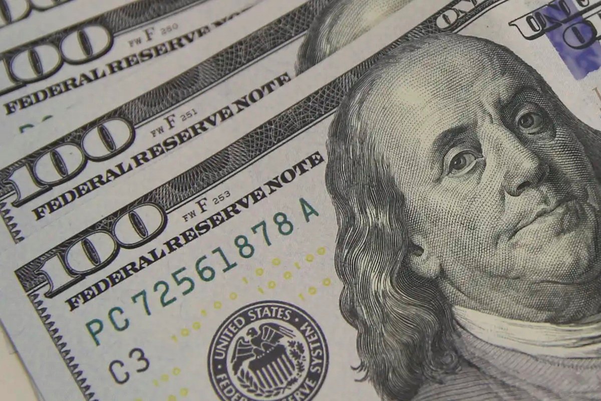 Dólar recua e fecha em R$ 6,16 no primeiro pregão do ano - 