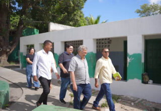 Luiz Caetano autoriza reforma imediata em 17 escolas encontradas em estado crítico em Camaçari - 