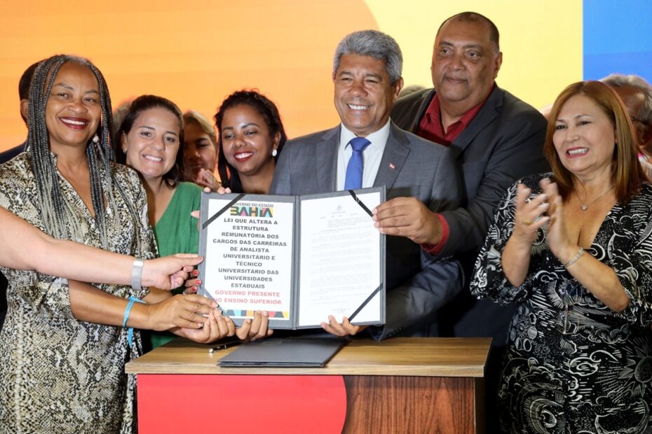 Jerônimo Rodrigues anuncia reajustes salariais para docentes e técnicos das universidades estaduais da Bahia - 