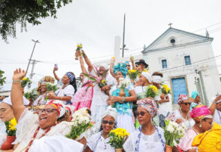 Lavagem de Vila de Abrantes reúne tradição, cultura e música na orla de Camaçari - 