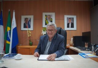 Após oito anos sem aumento, Luiz Caetano sanciona reajuste para professores de Camaçari - 