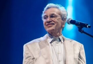 De férias em Salvador, Caetano Veloso prestigia show de Mãeana no Rio Vermelho - 