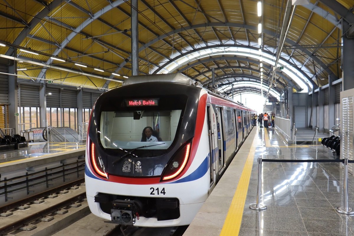 Falha técnica interrompe operação da Linha 1 do metrô de Salvador e obriga passageiros a caminhar pelos trilhos - 