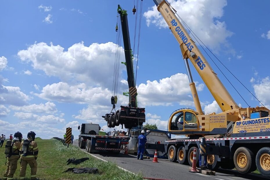 Caminhão-tanque que transportava acetona tomba na BR-324 e provoca longo engarrafamento - 