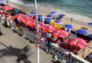 Construção de passarela para ambulantes durante o Carnaval de Salvador volta a ser alvo de críticas - 