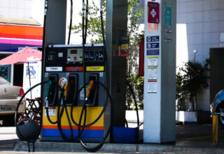 Preço da gasolina vendida pela Acelen para distribuidoras na Bahia sobe 3,2% - 