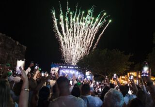 Réveillon Praia do Forte celebra 2025 com shows marcantes e recorde de público - 