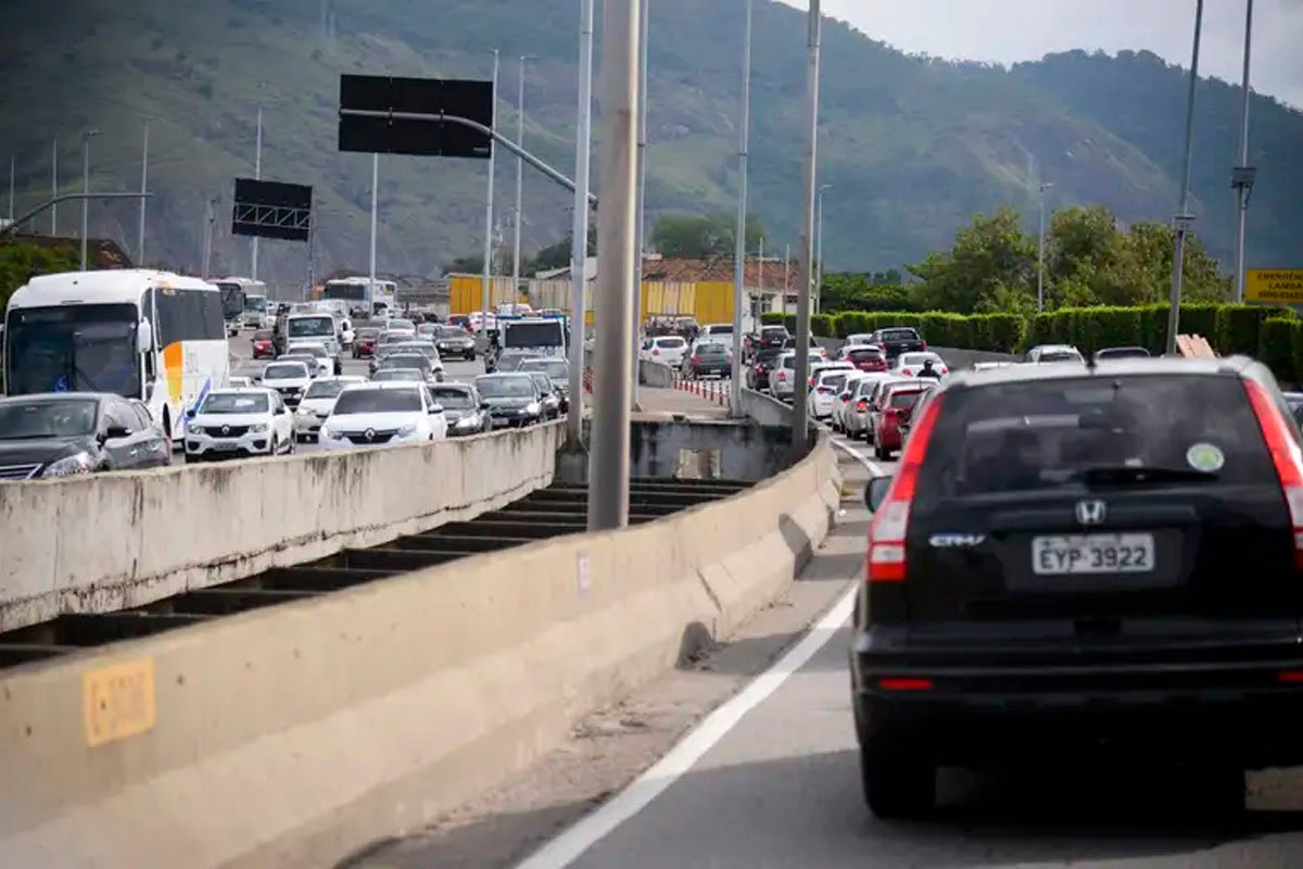 Fluxo em estradas pedagiadas cai 1,2% em dezembro, aponta ABCR e Tendências - 