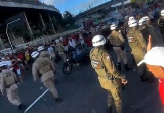 PM-BA se pronuncia após denúncias de agressão a torcedores do Vitória e diz que ação teve ‘uso proporcional da força policial’ - 