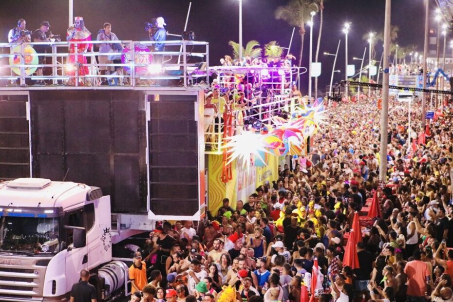 Ministério Público recomenda controle do número de foliões em cima de trios elétricos no Carnaval de Salvador - 