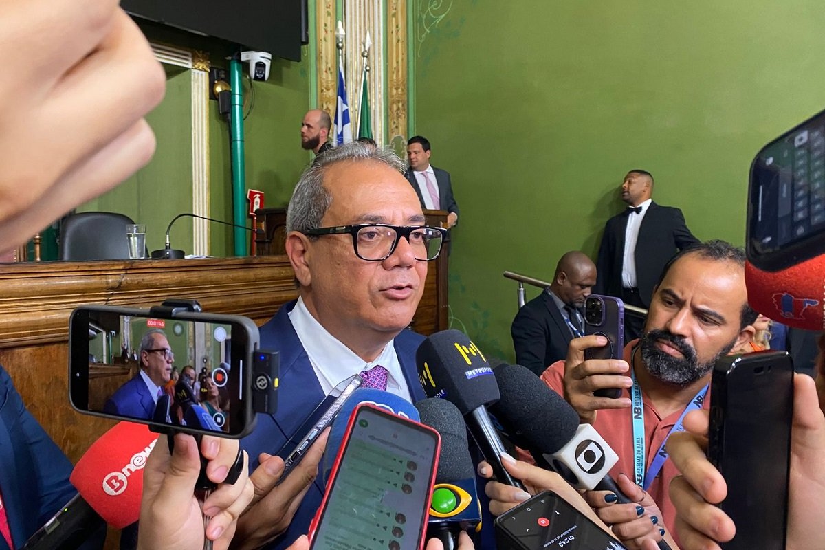 Greve dos professores em Salvador: retirada de projeto de reajuste depende da Câmara, diz Carlos Muniz - 