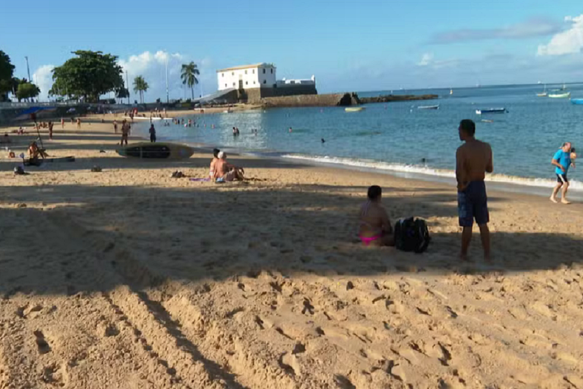 Bruno Reis sanciona nova lei que proíbe kits de praia antecipados no Porto da Barra - 