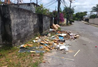 Moradores reclamam de lixo acumulado em Itapuã, e Limpurb responde - 