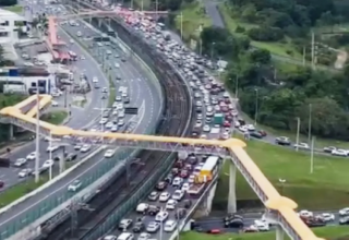 Protesto de rodoviários e carro incendiado provocam congestionamento em avenida movimentada de Salvador - 