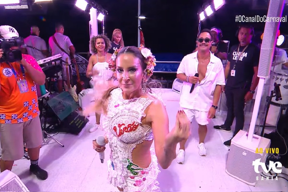 Claudia Leitte comanda multidão no bloco ‘Blow Out’ na Barra-Ondina - 