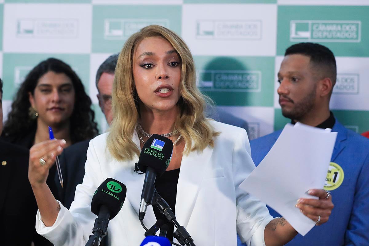 Fim da escala 6×1? Erika Hilton protocola PEC para redução da jornada na Câmara - 