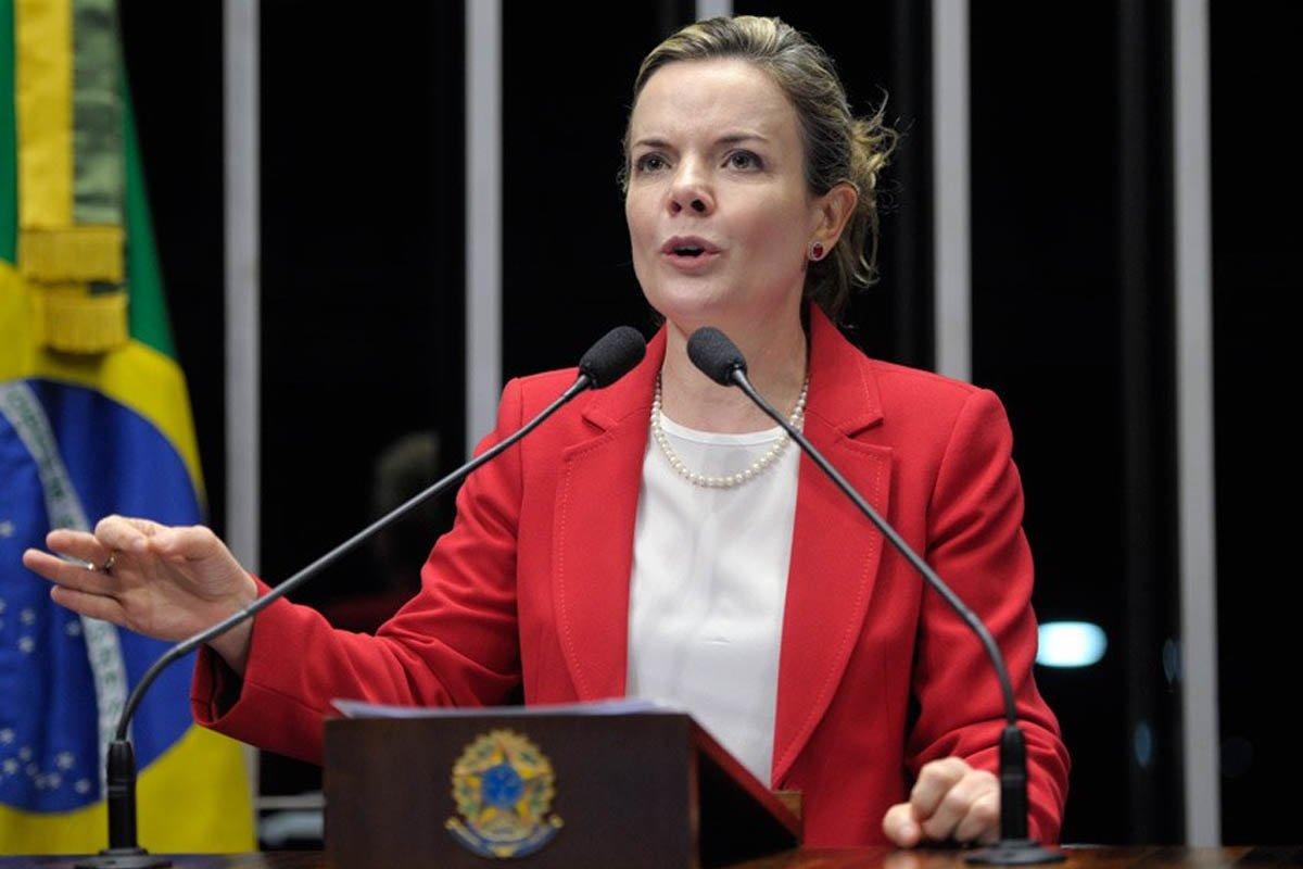 Gleisi Hoffmann defende governo Lula e diz que Bolsonaro ‘colocou o povo na fila do osso’ - 