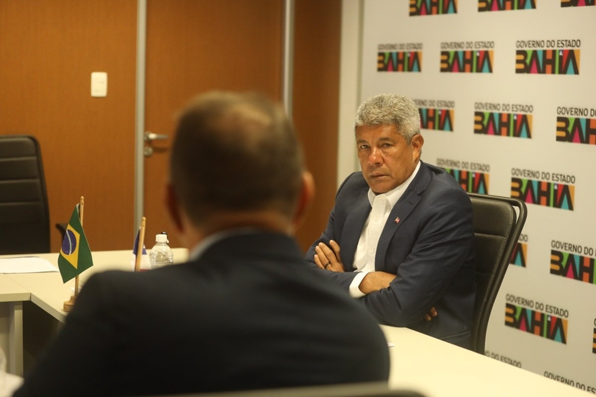 Em reunião com prefeito de Presidente Tancredo Neves, Jerônimo entrega ônibus escolares e ambulância - 