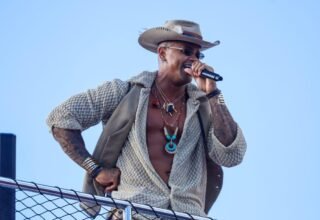 Léo Santana comanda ‘Bloco do Nana’ no circuito Dodô com look inspirado em ‘Indiana Jones’ - 