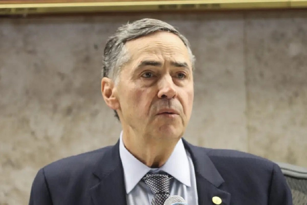 Barroso pede manifestação de Dino e Zanin sobre pedido de impedimento de Bolsonaro para julgar tentativa de golpe - 