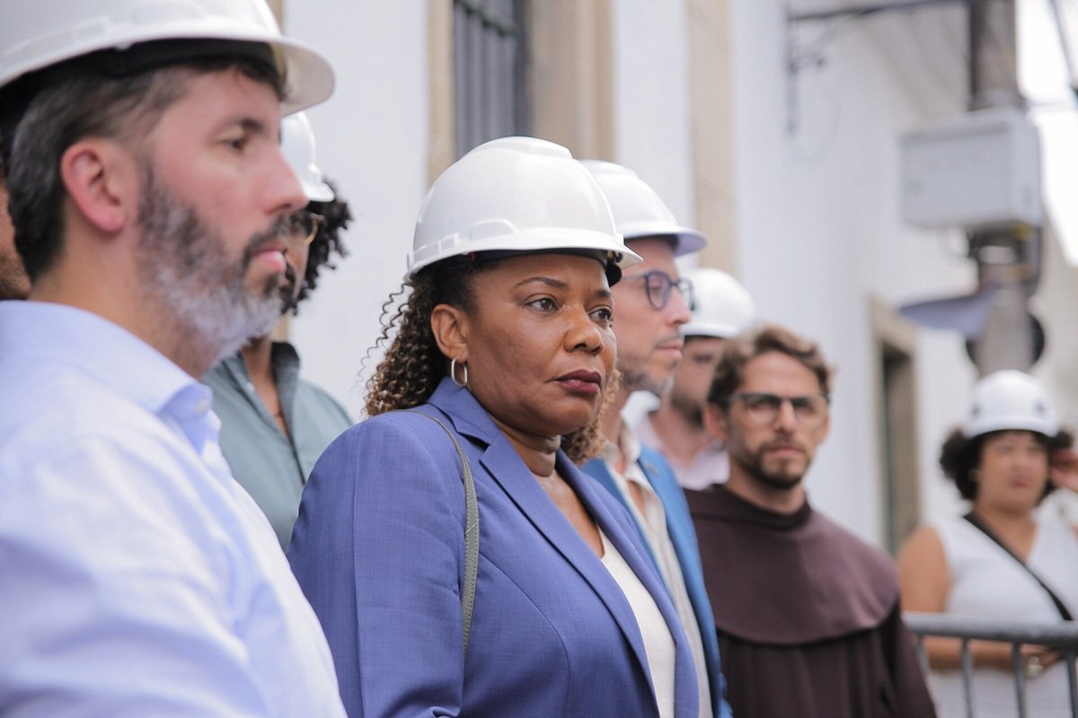 Margareth Menezes visita Igreja de São Francisco após desabamento e diz que recursos federais podem ser usados na reconstrução - 