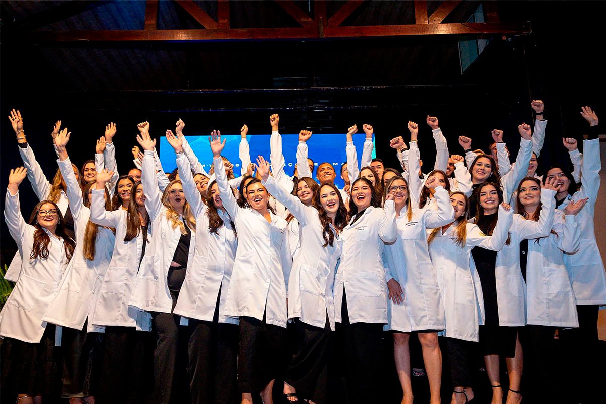 Luís Eduardo Magalhães celebra primeira turma de medicina do município com cerimônia do jaleco - 