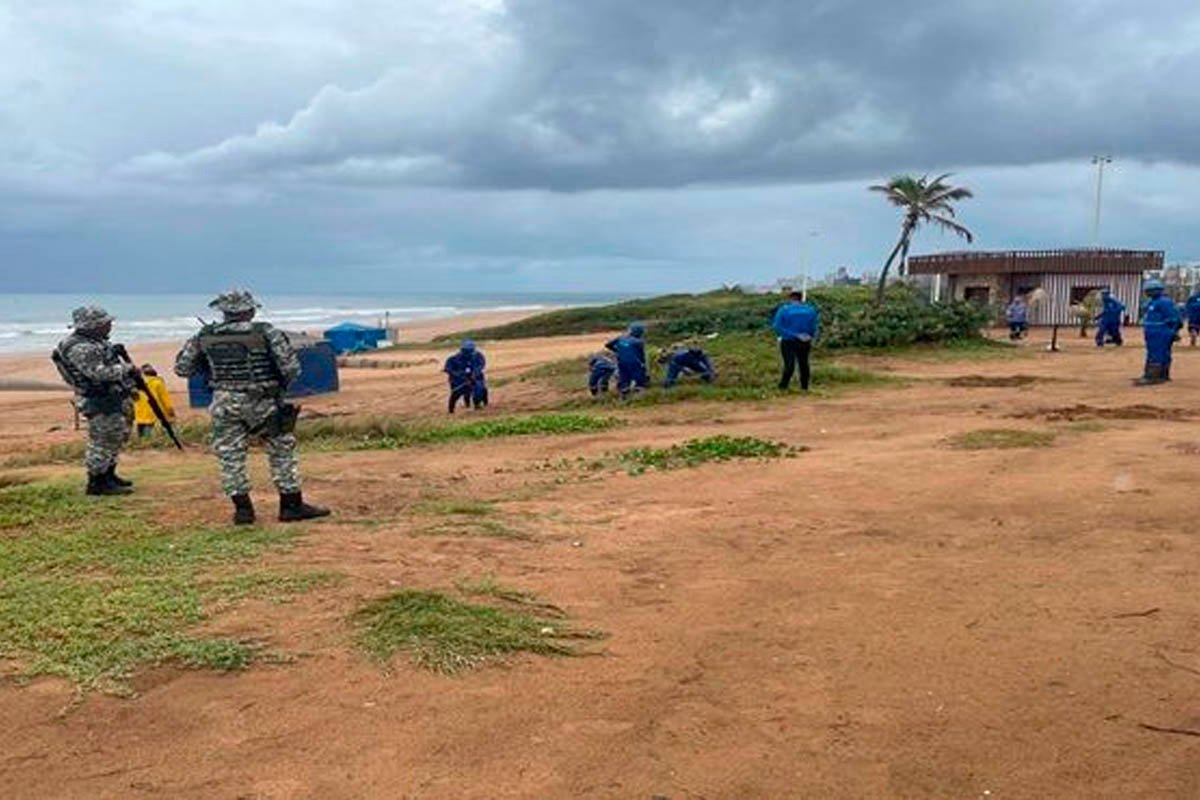 Operação na orla de Salvador retira 700 metros de tubulações clandestinas de barracas de praia - 