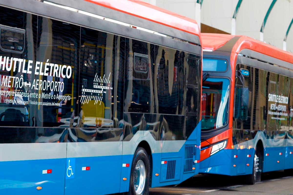 Ônibus elétricos da BYD substituem veículos a diesel que conectam metrô ao aeroporto de Salvador - 