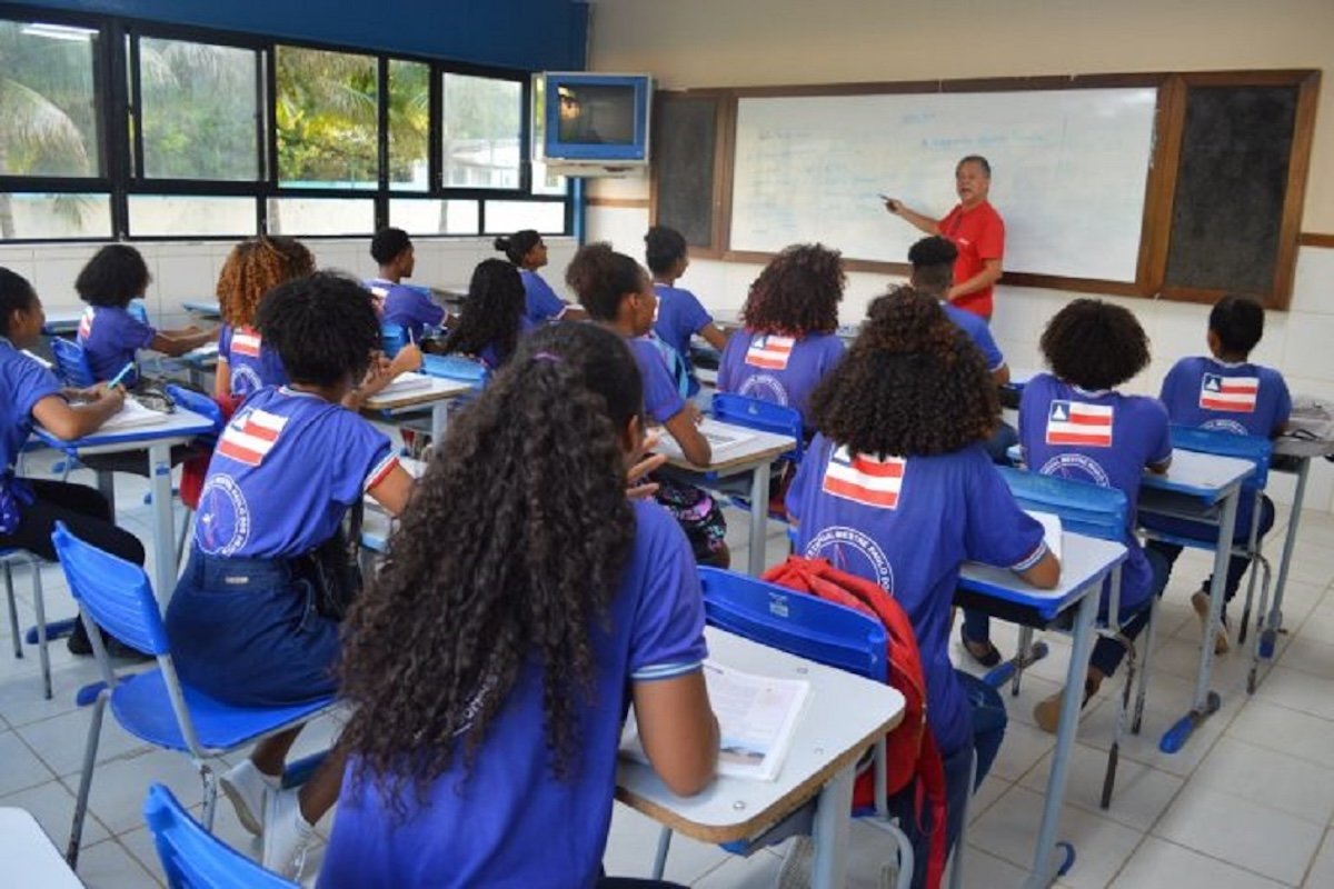Interior da Bahia enfrenta crise educacional: censo 2022 expõe atraso escolar e baixa escolaridade - 
