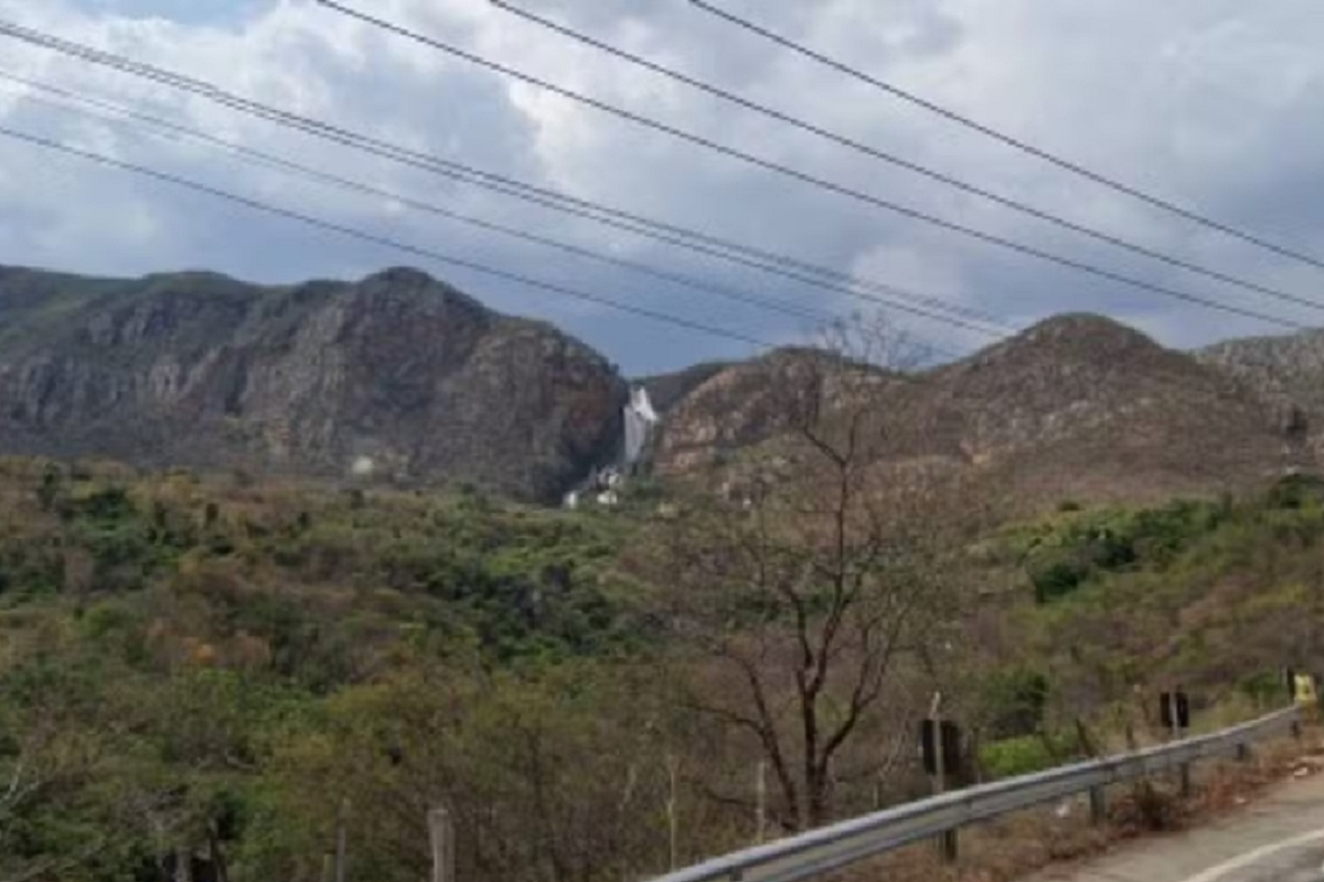 Homem morre ao cair de cachoeira de 80 metros na Bahia enquanto tentava tirar foto - 