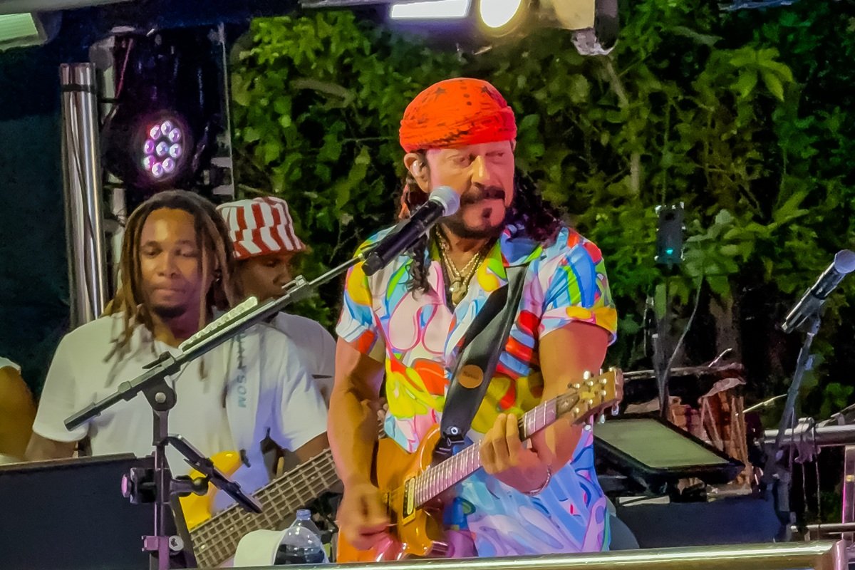 No comando do ‘Camaleão’, Bell arrasta multidão no circuito Dodô - 