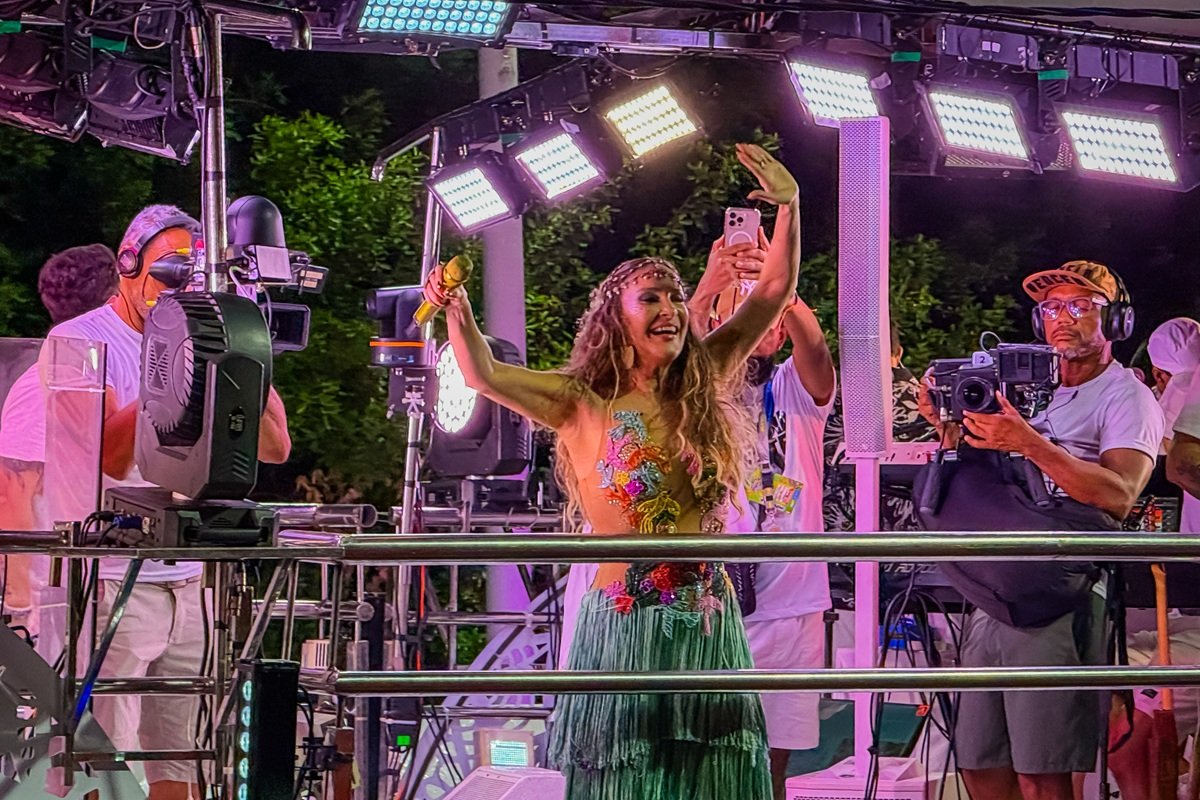 Carnaval de Salvador: Claudia Leitte brilha no circuito Barra-Ondina com antigos sucessos - 