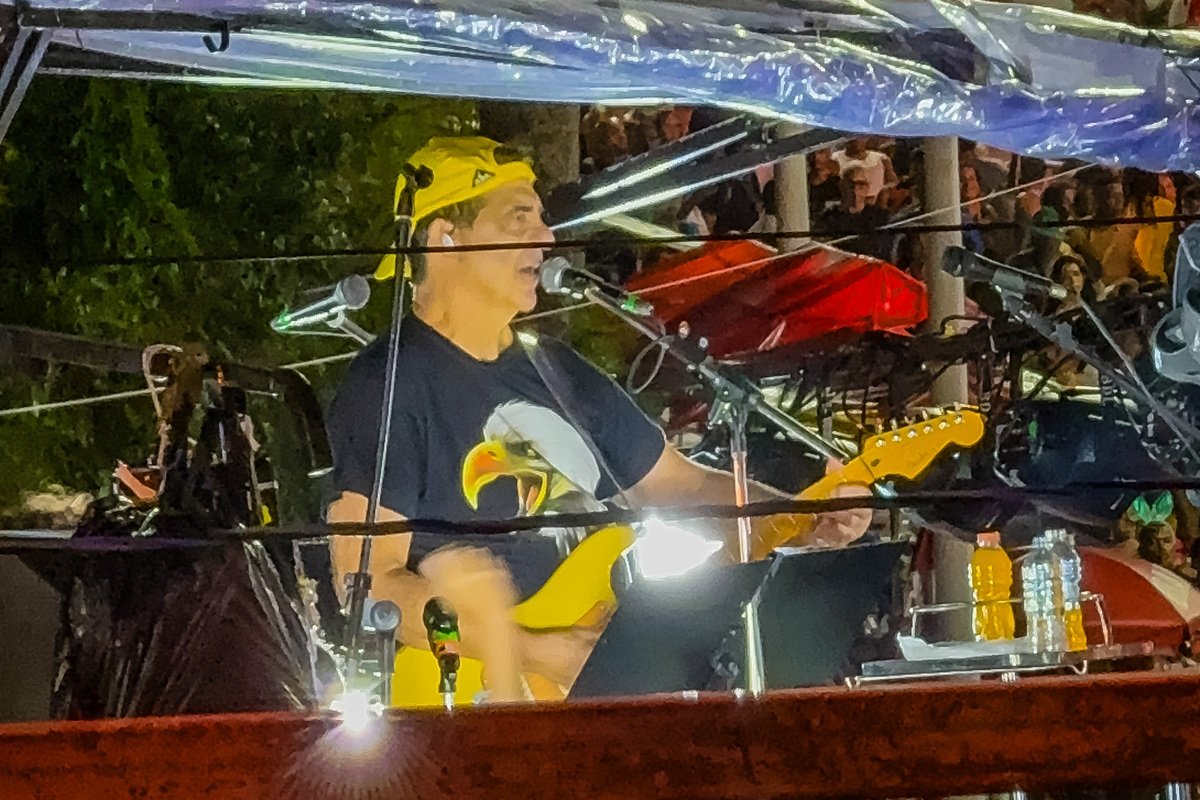 Durval Lelys agita Camarote Brahma durante passagem pela Barra-Ondina - 