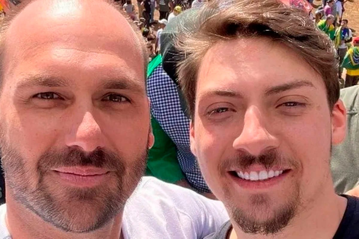 Jair Renan defende Eduardo Bolsonaro e chora ao falar sobre permanência do irmão nos EUA: ‘Duro ver o discurso dele’ - 